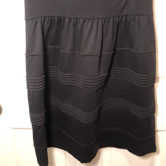 Elle black cap sleeve dress - Picture 3 of 5